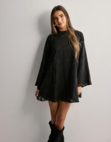 Gina Tricot Musta – Wide flowy floral dress