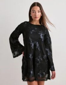 Gina Tricot Musta – Wide flowy mini dress