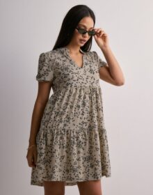 JDY Beige – Jdyzoey S/S V Neck Dress Jrs Atk