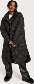 JJXX Tikkitakit – Black – Jxlenora Oversized Shiny Quilted Coat Sn – Takit