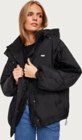 Levi’s – Musta – Pillow Bubble Shorty