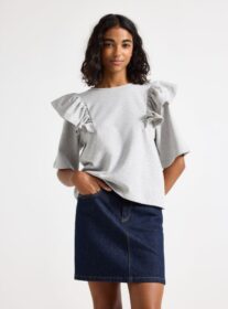 Lindex Lyhythihainen collegepaita jossa röyhelöt