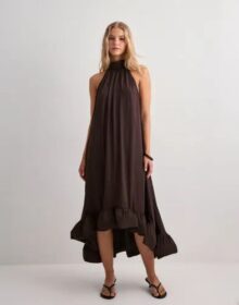 Malina Ruskea – Sabrina halterneck ruffled maxi dress