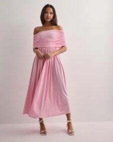 Malina Vaaleanpunainen – Ariel off shoulder jersey midi dress