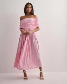 Malina Vaaleanpunainen – Ariel off shoulder jersey midi dress