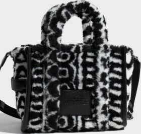 Marc Jacobs Käsilaukut – Black/Ivory – Monogram Teddy Tote Bag – Laukut – Handbags