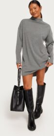 Nelly Harmaa – Turtle Neck Loose Dress