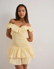 Nelly Keltainen – Smock Flounce Dress