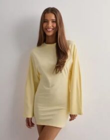 Nelly Keltainen – Wide Long Sleeve Dress