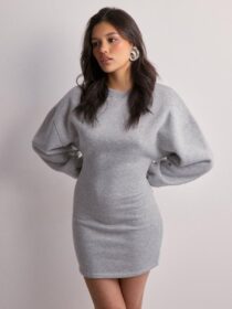 Nelly Lyhyet mekot – Grey Melange – Cosy Sweater Dress – Mekot