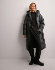 Nelly Musta – Long Puffer Coat