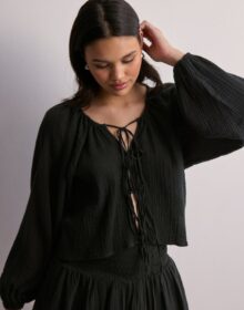 Nelly Musta – Volume Tied Blouse