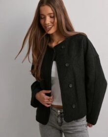 Nelly Musta – Warm Clean Jacket