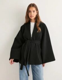 Nelly Musta – Wide Sleeve Short Coat