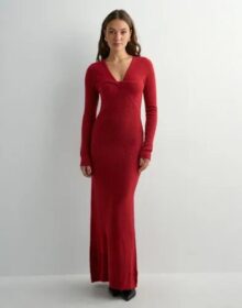 Nelly Punainen – Long Twist Knit Dress
