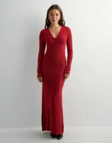 Nelly Punainen – Long Twist Knit Dress