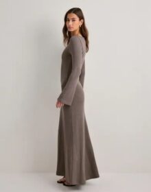 Nelly Ruskea – Knit Maxi Dress