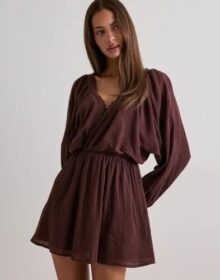 Nelly Ruskea – Sweet Detail Dress