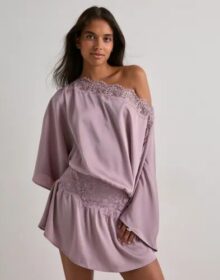 Nelly Vaaleanpunainen – Slouchy Lace Dress