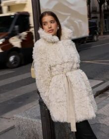 Nelly Valkoinen – Cosy Short Fur Coat
