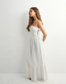 Nelly Valkoinen – Dreamy Smock Dress