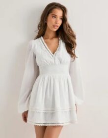 Nelly Valkoinen – Fine Little Flounce Dress