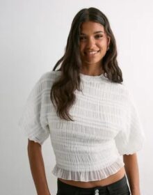 Nelly Valkoinen – Frill Turtleneck Blouse