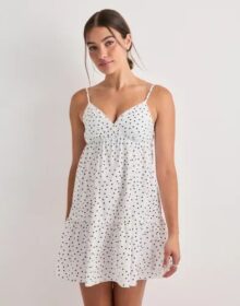 Nelly Valkoinen – Lace Detail Dress