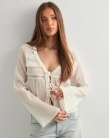 Nelly Valkoinen – Lace Insert Blouse