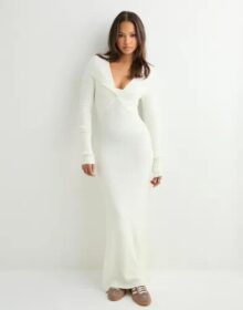 Nelly Valkoinen – Long Twist Knit Dress