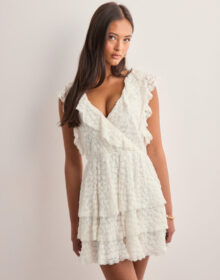 Nelly Valkoinen – Pretty Lace Dress
