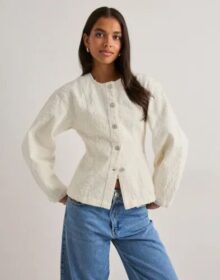 Nelly Valkoinen – Shaped Textured Jacket