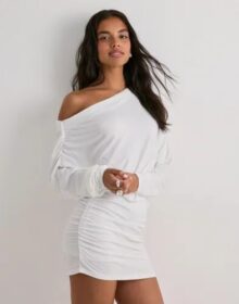 Nelly Valkoinen – Slouchy Ruche Dress