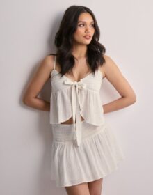 Nelly Valkoinen – Smock Flounce Skirt