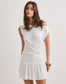 Nelly Valkoinen – Soft Shoulder Mini Dress