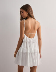 Nelly Valkoinen – Volume Flounce Dress
