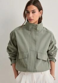 Nelly Vihreä – High Collar Jacket