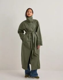 Nelly Vihreä – High Collar Trench Coat