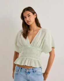 Nelly Vihreä – Spring Smock Blouse