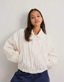 New Balance Valkoinen – Woven Bomber Jacket