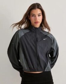 Nike Musta – W Nk Swift Uv Rpl Jkt Nv