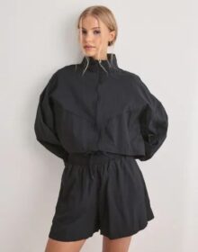 Nike Musta – W Nsw Ltwt Ripstop Wr Jkt