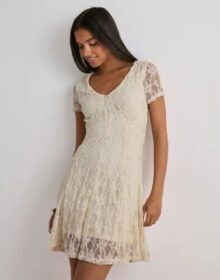 Only Beige – Onlalbina S/S V-Neck Short Dress Jr