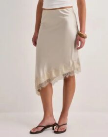 Only Beige – Onlfaraya Satin Lace Skirt Wvn