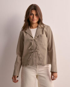 Only Beige – Onllola L/S Tie Shirt Cc Pnt