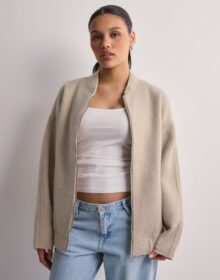 Only Beige – Onlsanne Boucle Oversize Bomber Cs