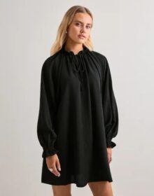 Only Musta – Onlfayce Ls Short Loose Dress Wvn