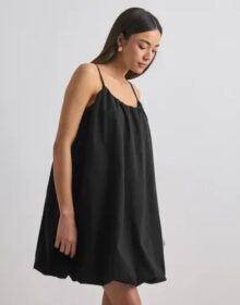 Only Musta – Onlfiru Strap Short Balloon Dress W