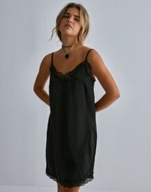 Only Musta – Onlfri Sl Lace Singlet Dress Wvn