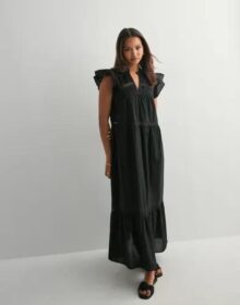 Only Musta – Onlsunny Capsl Frill Dress Wvn Noos